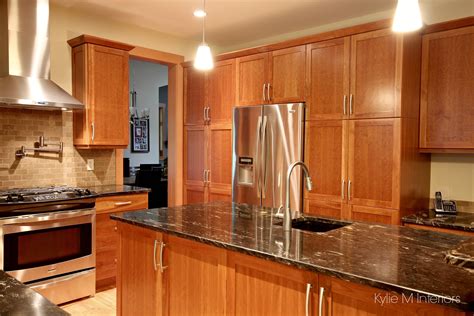 A Beautiful Wood And Granite Kitchen Design Honey Oak Cabinets Oak