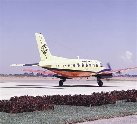 Embraer comemora 50 anos da estreia do seu primeiro avião comercial de