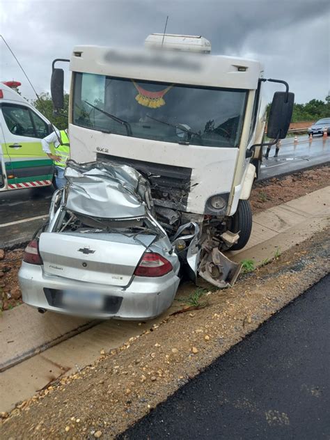 Grave Acidente Entre Carro E Caminh O Deixa Quatro Mortos Na Br