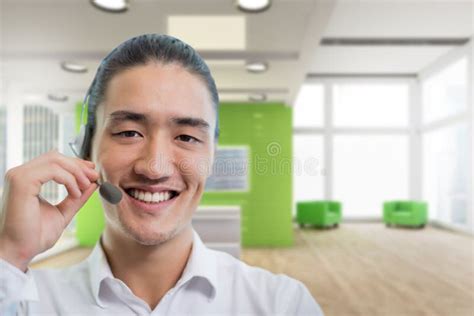 Hombre Representativo Del Cuidado Feliz Del Cliente Contra Fondo De La