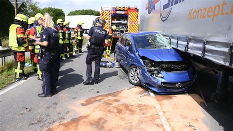 Unfall in Brokenlande Auto zwischen Lkw und Leitplanke gedrückt SHZ