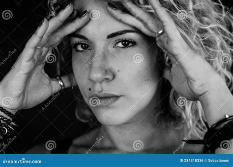 Retrato En Blanco Y Negro De Una Hermosa Joven Con El Pelo Rubio Y