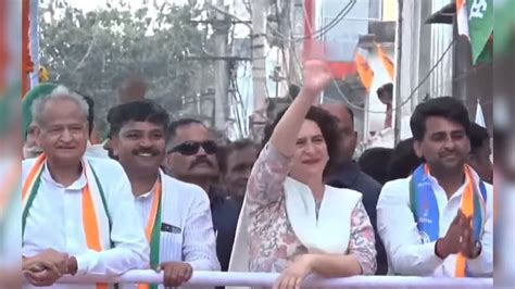 Priyanka Gandhi In Alwar अलवर में प्रियंका गांधी का विशाल रोड शो हजारों की संख्या में उमड़े