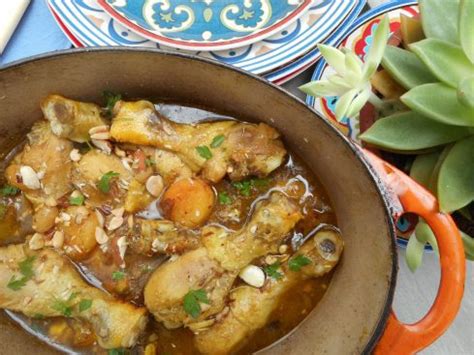 Tajines De Poulet Aux Abricots Raisins Amandes Et Cacahuetes Tajine