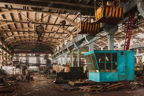 Una Antigua Gran Nave Industrial Abandonada Est A La Espera De La