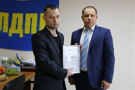 Депутат ЛДПР Евгений Рева вручил участнику СВО и члену нашей партии ...