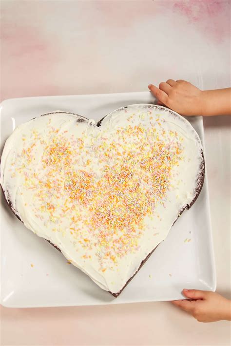 How to Make a Heart Shaped Cake {plus free downloadable PDF} - Sweetphi