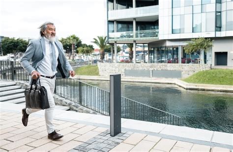 Gesch Ftsmann L Uft Und Arbeitet Zeit In Der Stadt F R Dringende