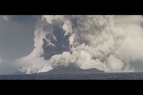 Un tsunami afectó a Tonga tras una gigantesca erupción volcánica en el