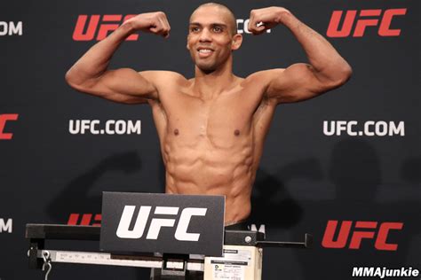 edson-barboza-ufc-219-official-weigh-ins | MMA Junkie