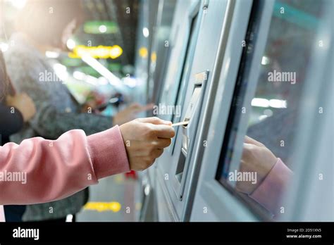 Mujer tomar después de comprar un billete de tren desde la estación de