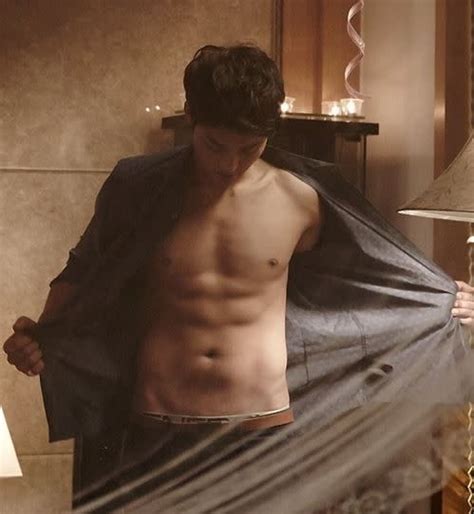 Kim Jin Woo Reveals His Perfect Abdominal Muscles