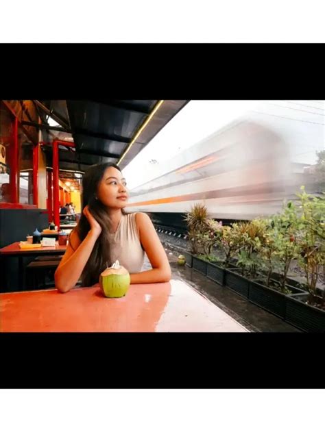 Wanita Ini Tak Sengaja Foto Bareng Pria Saat Nunggu Kereta Hasilnya Bak Prewedding Hot