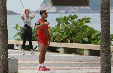 EGO Ana Paula Renault Grava Rodrigo Sant Anna Em Praia Do Rio