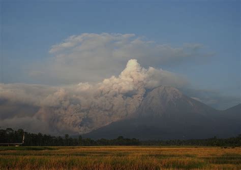 Indonesia S Anak Krakatau Volcano Erupts Twice Spewing Big Ash Cloud