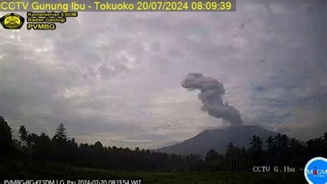 Gunung Ibu Di Maluku Utara Erupsi Muntahkan Abu Vulkanis Sejauh 1 2 Km