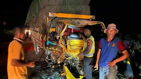 Maut Jalan Trans Kalimantan Saat Truk Tangki Pertamina Adu Banteng