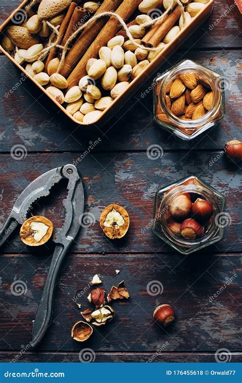 Mezcla De Nueces En Cajas De Cuencos Y Jarras De Vidrio En Mesa De