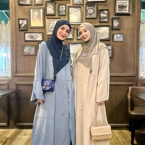 Potret Kakak Adik Artis Yang Kini Sama Sama Berhijab Tampil Lebih Anggun Hot Liputan