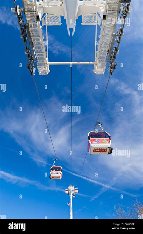 Air Line Emirates Cable Car London England Stock Photo Alamy