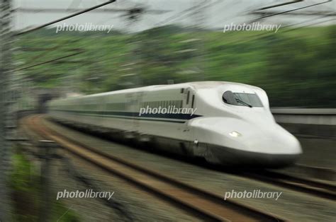 雪の米原駅を通過するn700系のぞみ 写真素材 [ 7054401 ] フォトライブラリー Photolibrary