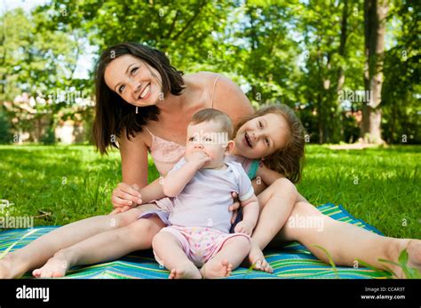 Familienportr T Mutter Mit Kindern Stockfotografie Alamy