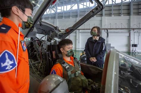 蔡英文春節前慰勉東部駐軍 頒加菜金感謝國軍堅守崗位 風傳媒 Line Today