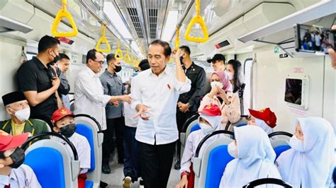 Momen Jokowi Dan Ibu Iriana Jajal Kereta Pertama Di Pulau Sulawesi