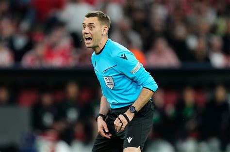 Clement Turpin Leandro Trossards Referee Doppelganger In Charge Of