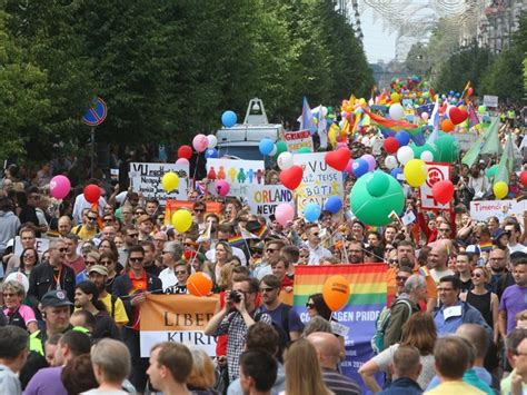 G Europa Celebra Parada Do Orgulho Gay E Homenageia V Timas De