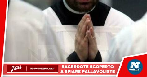 Sacerdote Scoperto A A Spiare Pallavoliste Nude Sotto Le Docce Nano TV