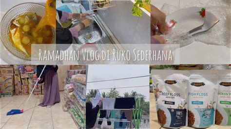 Aktivitas Ibu Rumah Tangga Di Ruko Sederhana Masak Sahur Dan Bersih