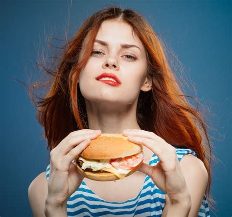 Mujer Joven Comiendo Una Hamburguesa Foto Premium