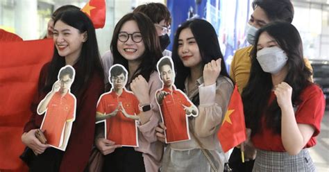 Được các hot girl bủa vây cùng thiên thời địa lợi thế này Liên Quân VN quyết tâm giành HCV SEA