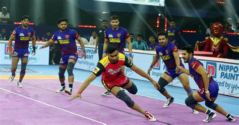 Pro Kabaddi Bengaluru Bulls Edge Dabang Delhi To Go Top Of Table Wins