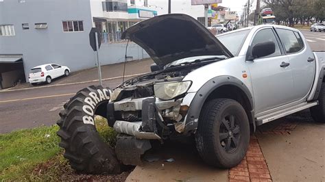 Caminhonete E Ve Culo Utilit Rio Se Envolvem Em Colis O Na Rua