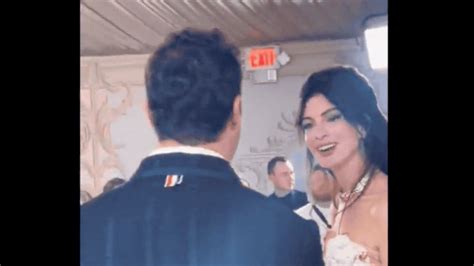 Anne Hathaway Tells Daniel Ricciardo She S An F1 Fan Met Gala