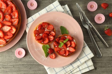 Concepto De Comida Sabrosa Con Tarta De Fresa En Mesa Con Textura Gris