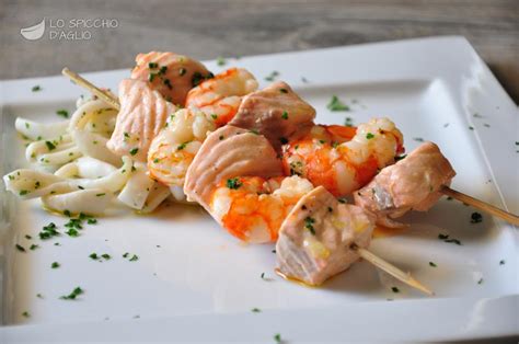 Ricetta Spiedini Di Salmone E Gamberetti Con Tagliatelle Di Calamari