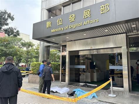 數位發展部大門遭人開槍玻璃碎裂 警逮犯嫌查扣2槍 社會 中央社 Cna