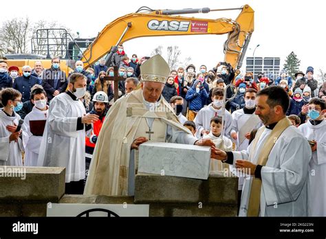 Colocación y bendición de la primera piedra de la iglesia católica de