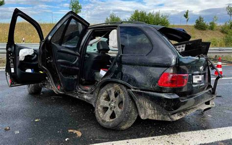 Starkregen Auto überschlägt sich mehrfach nach Überholen Sperre und