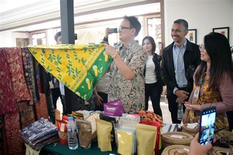 Wamendag Jerry Sambuaga Kunjungi Pameran Produk Unggulan Provinsi