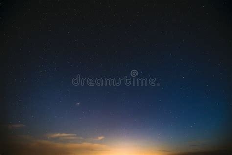 Estrellas Del Cielo De La Puesta De Sol De La Noche Real Y Colorida