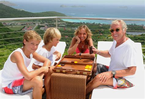 Photo Exclusif Yves Rénier pose avec sa femme Karin et leurs fils