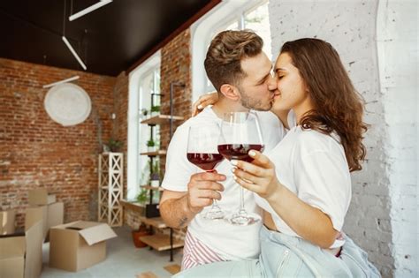 Jovem Casal Mudou Se Para Uma Nova Casa Ou Apartamento Foto Gr Tis