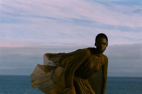 El bikini dorado se está convirtiendo rápidamente en la tendencia en baño más irresistible del