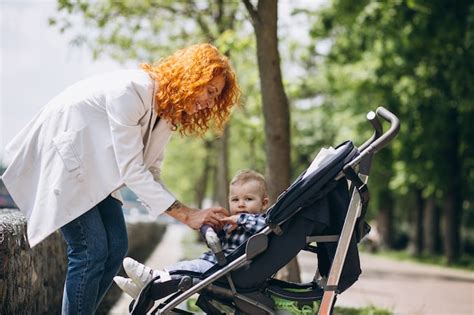 Madre Con Su Peque O Hijo En Un Cochecito De Beb En El Parque Foto