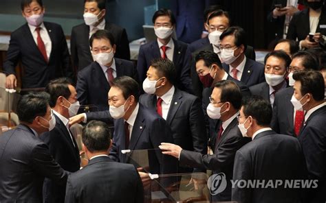 여당 의원들과 악수하는 윤석열 대통령 연합뉴스