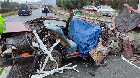 Geziye çıkan arkadaş grubu kaza yaptı Bariyere çarpan otomobildeki 2